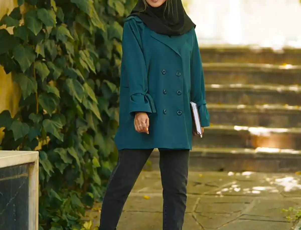 مانتو پوشیده دانشجویی