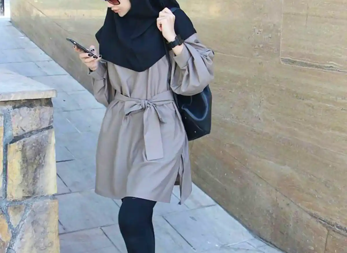 مانتو پوشیده دانشجویی