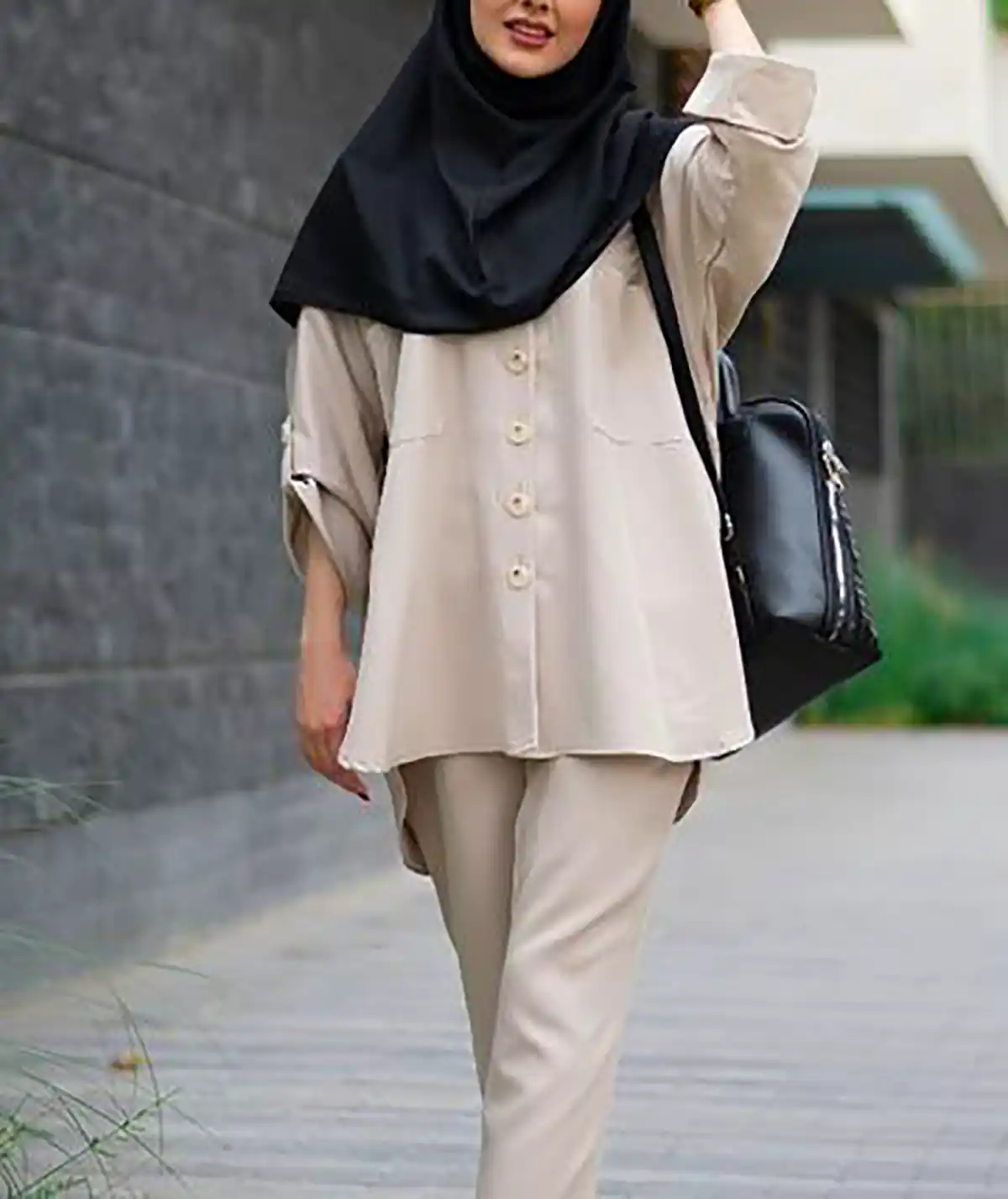 مانتو پوشیده دانشجویی