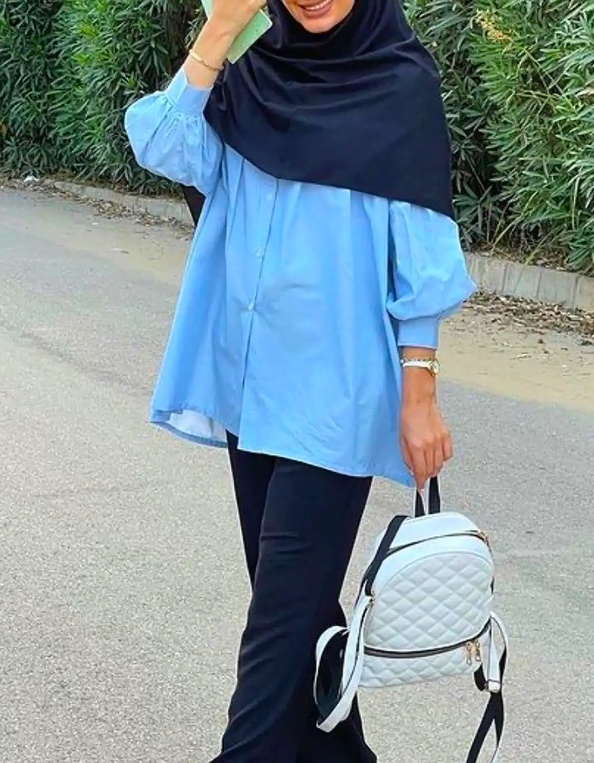 مانتو پوشیده دانشجویی