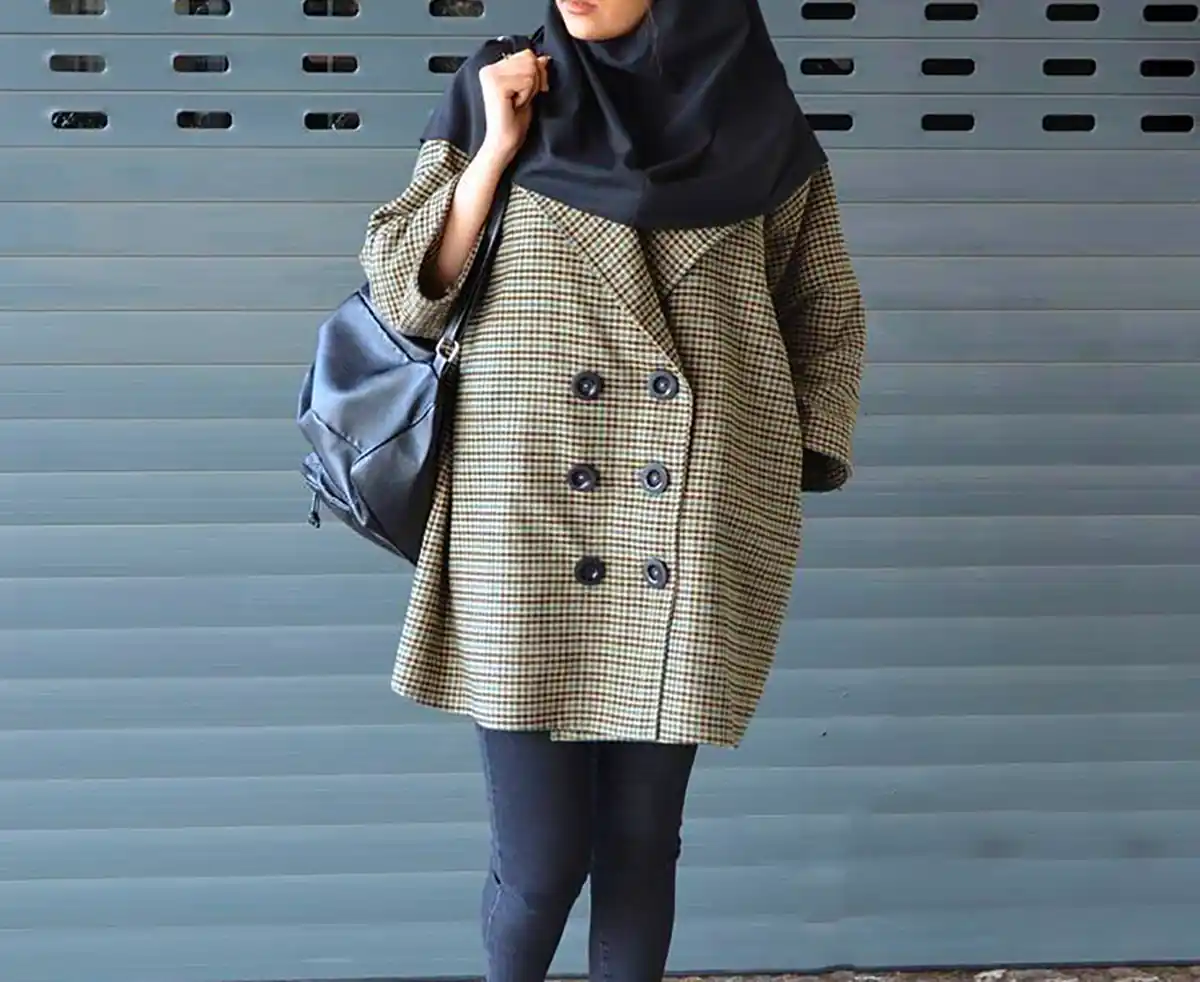 مانتو پوشیده دانشجویی