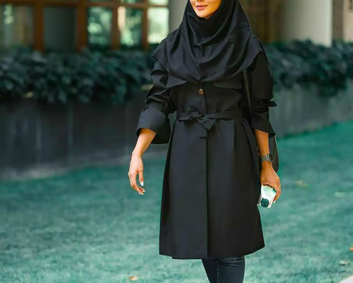 مانتو پوشیده دانشجویی