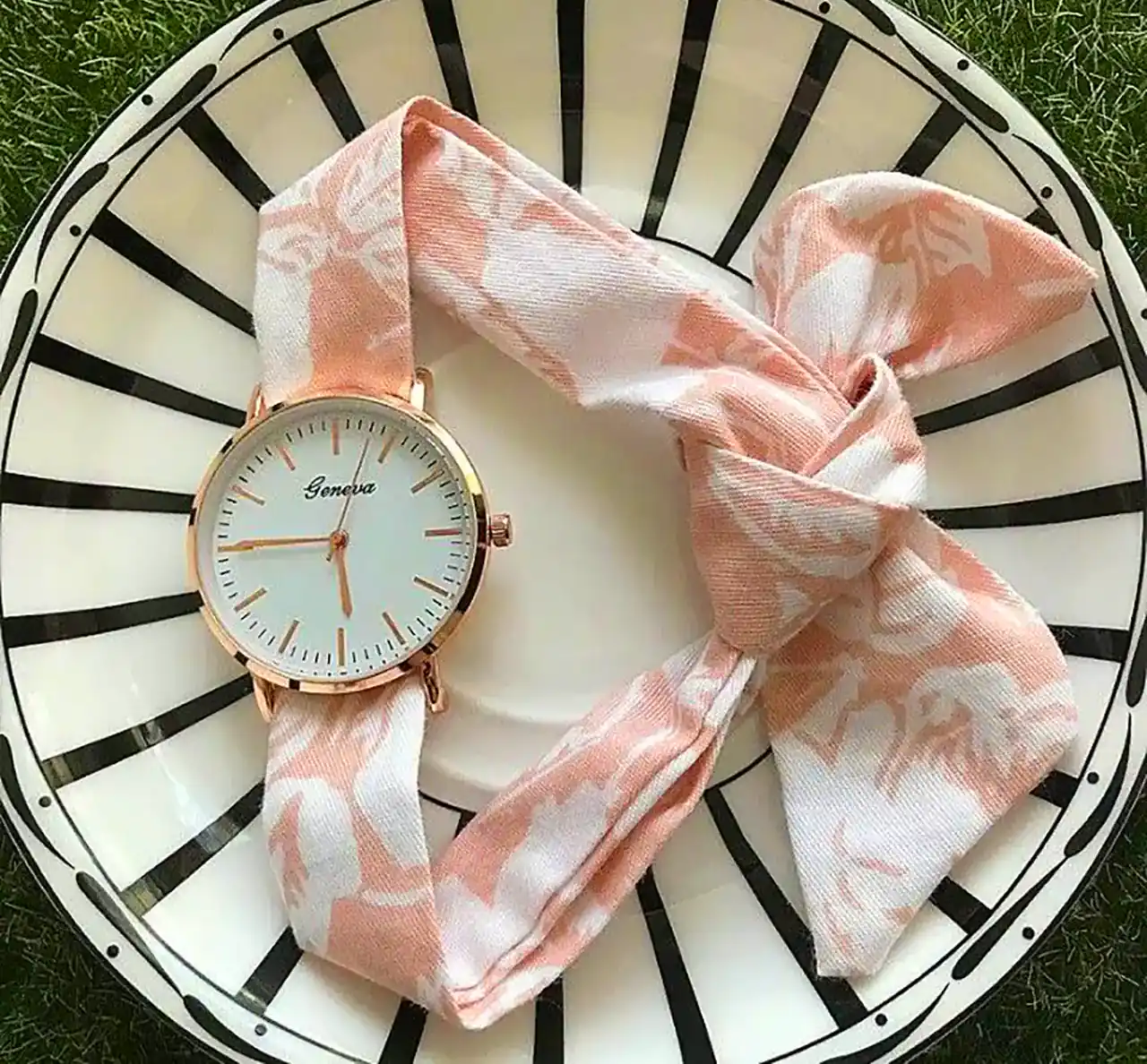 ساعت مچی دسته پارچه ای شیک