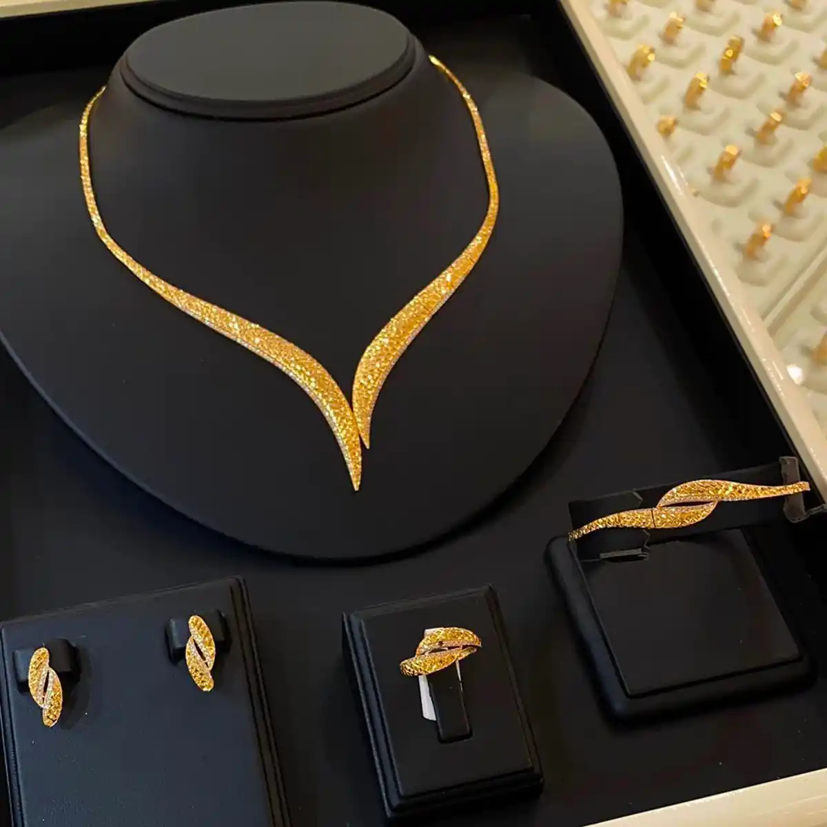 سرویس چوکر زیبا عروس