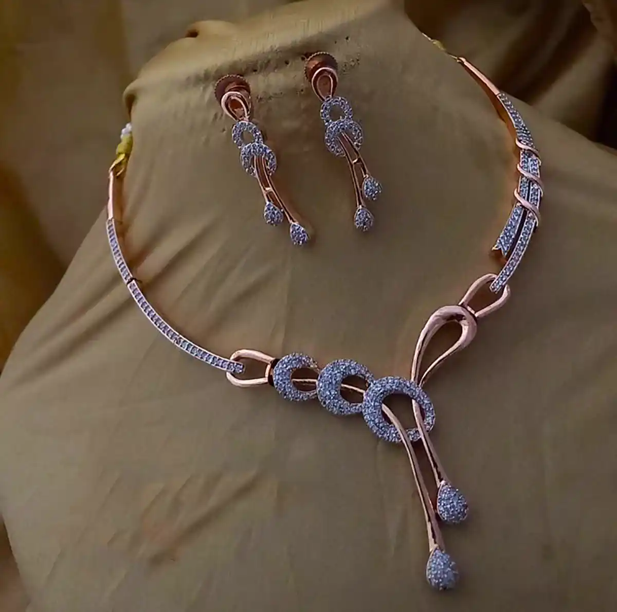 سرویس چوکر زیبا عروس