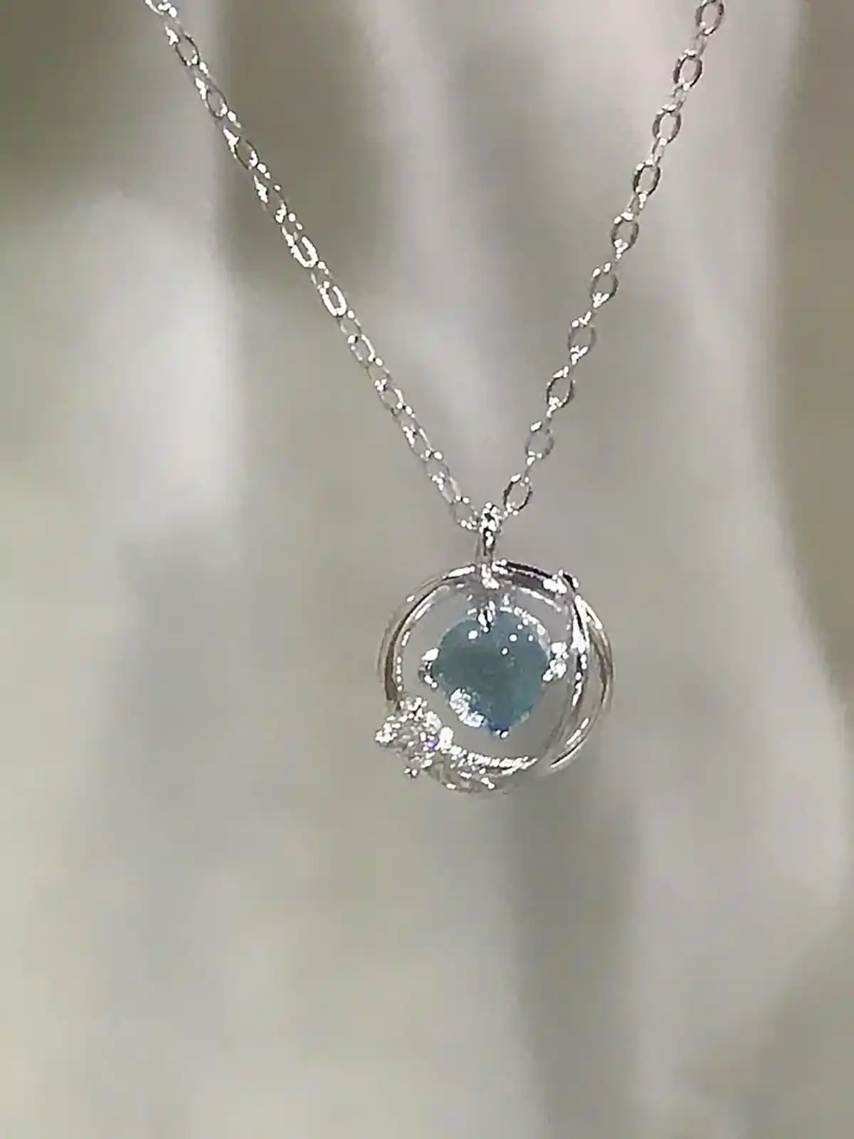 تو گردنی رزین ترند و زیبا