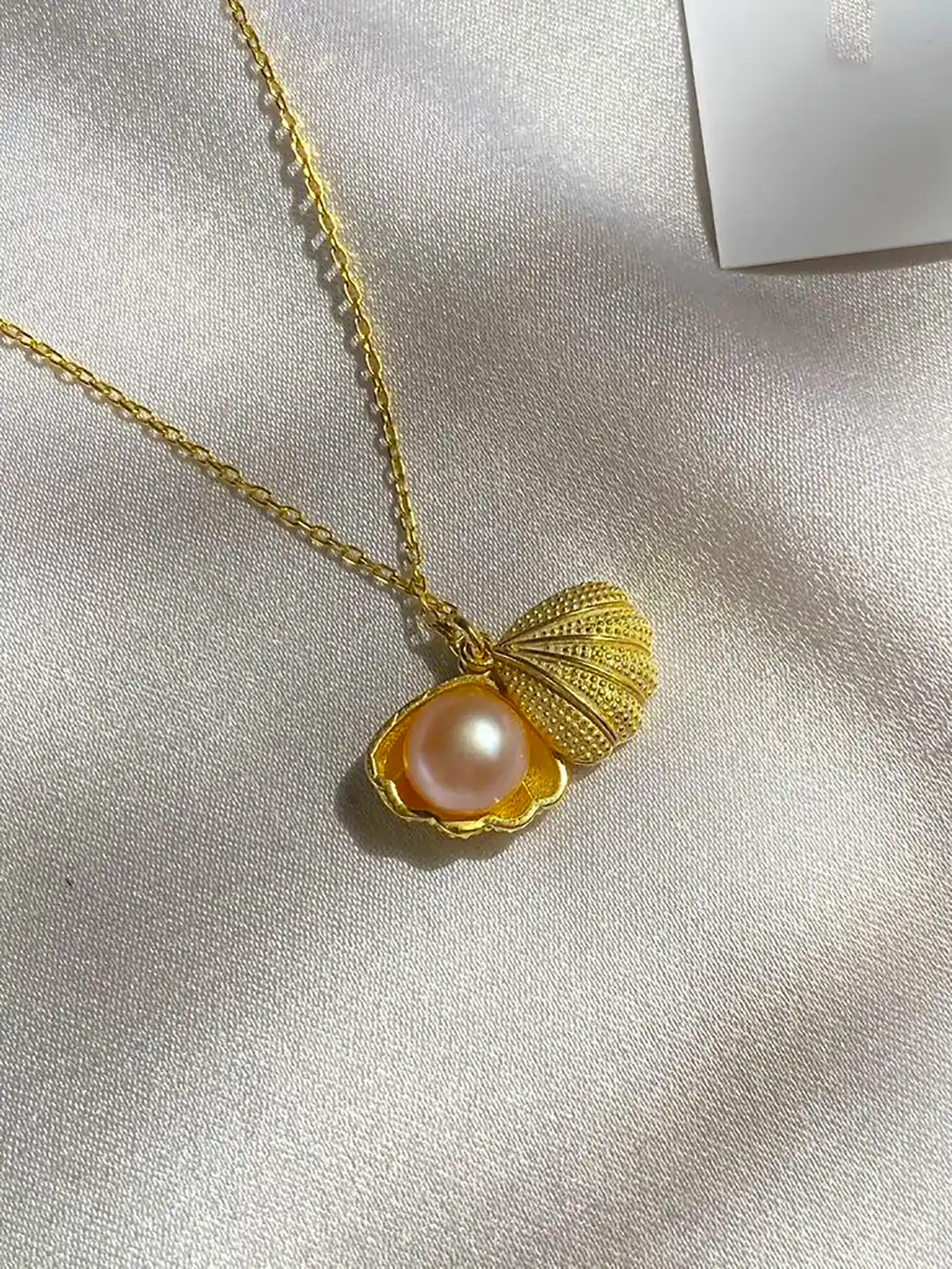 تو گردنی رزین ترند و زیبا