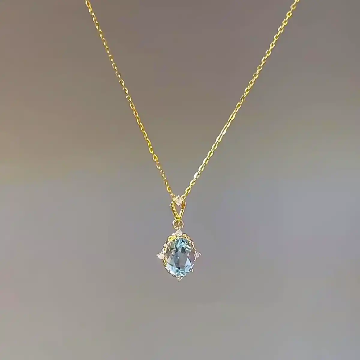 تو گردنی رزین ترند و زیبا