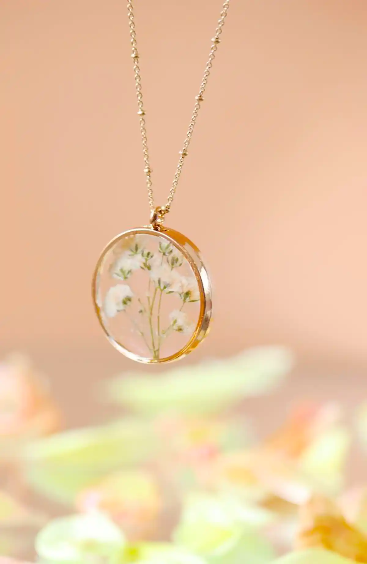 تو گردنی رزین ترند و زیبا