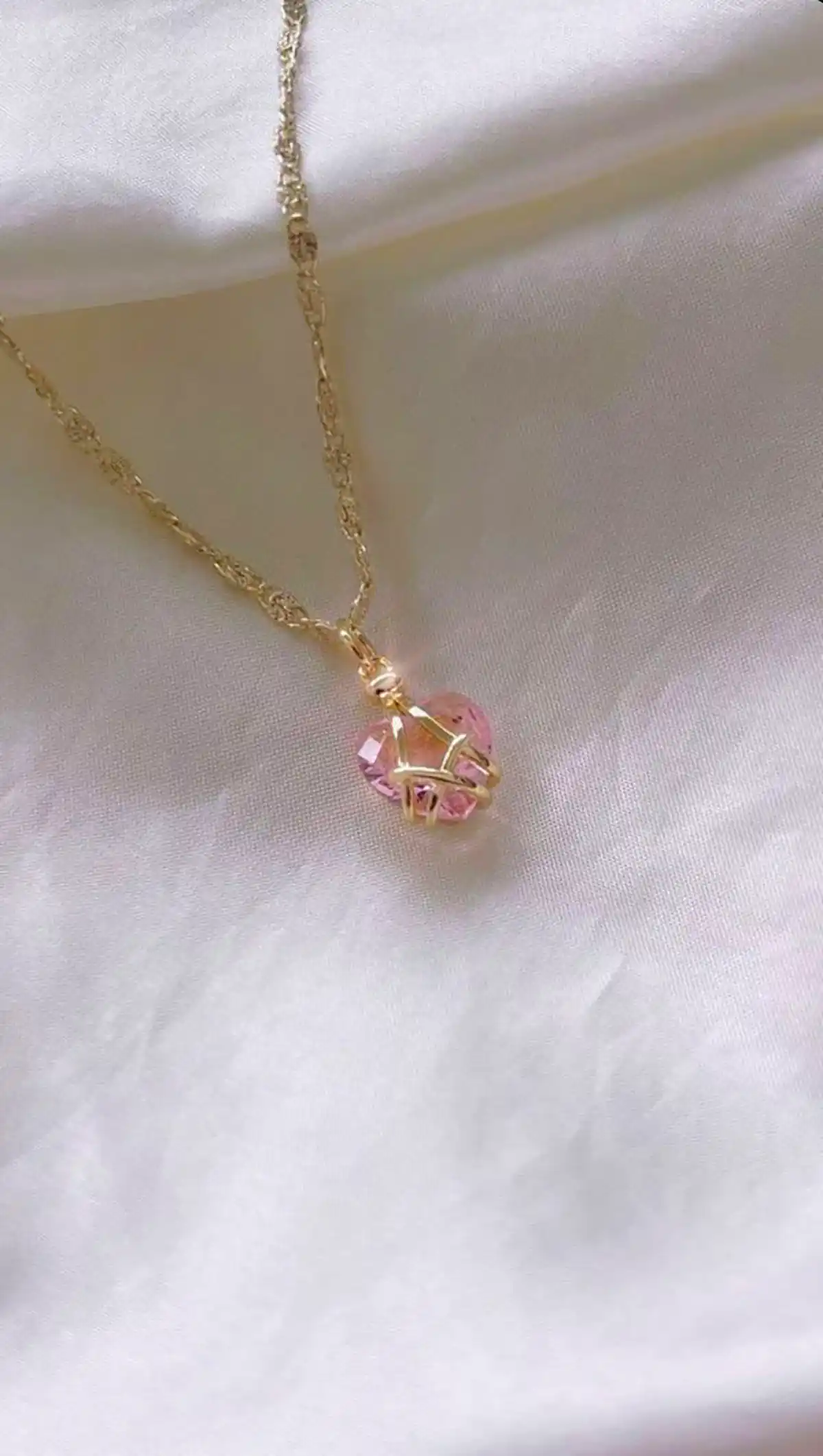 تو گردنی رزین ترند و زیبا