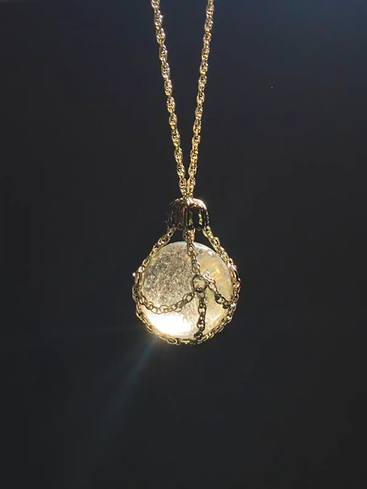 تو گردنی رزین ترند و زیبا