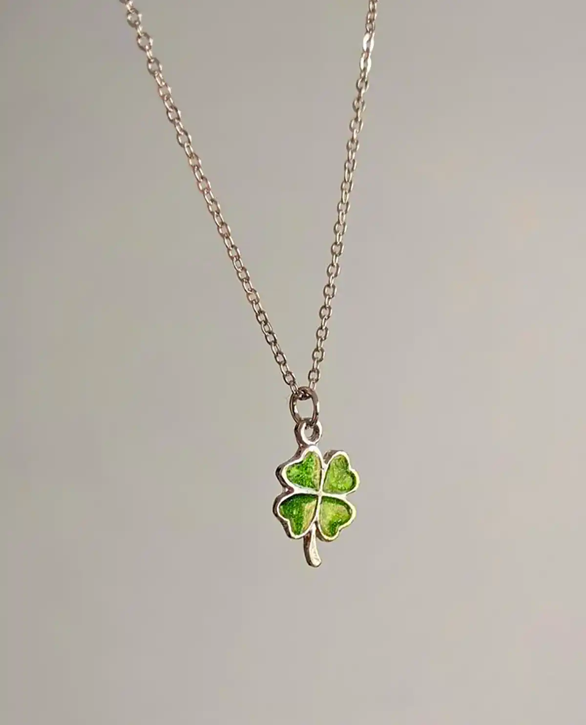 تو گردنی رزین ترند و زیبا