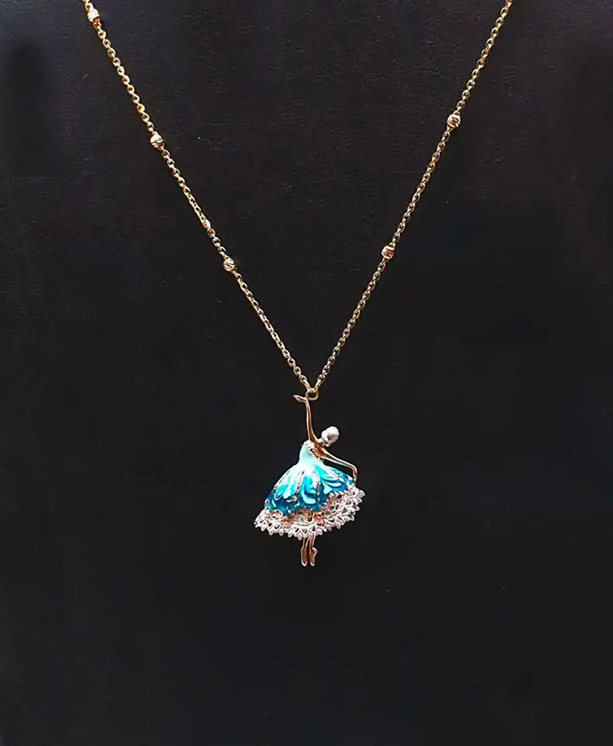 تو گردنی رزین ترند و زیبا