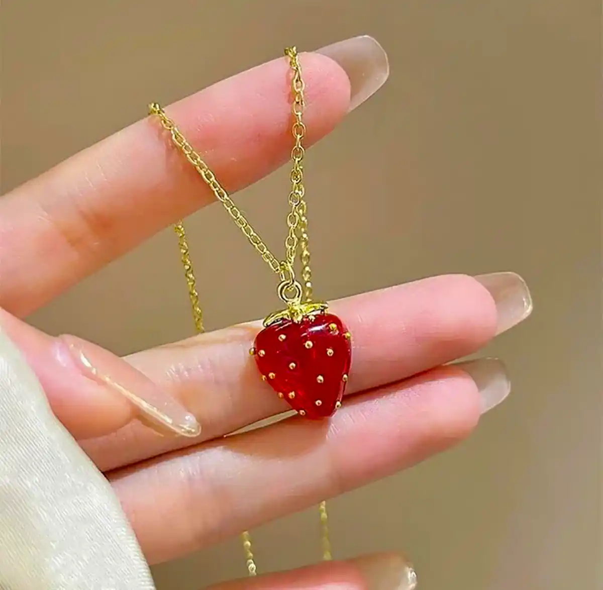 تو گردنی رزین ترند و زیبا