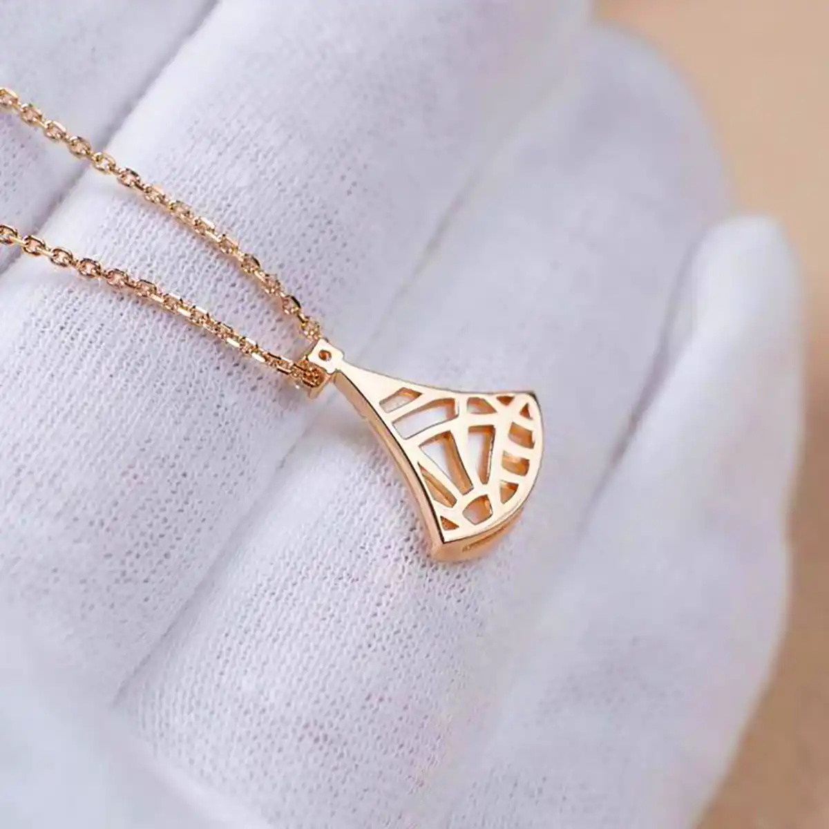 تو گردنی سبک و شیک طلا