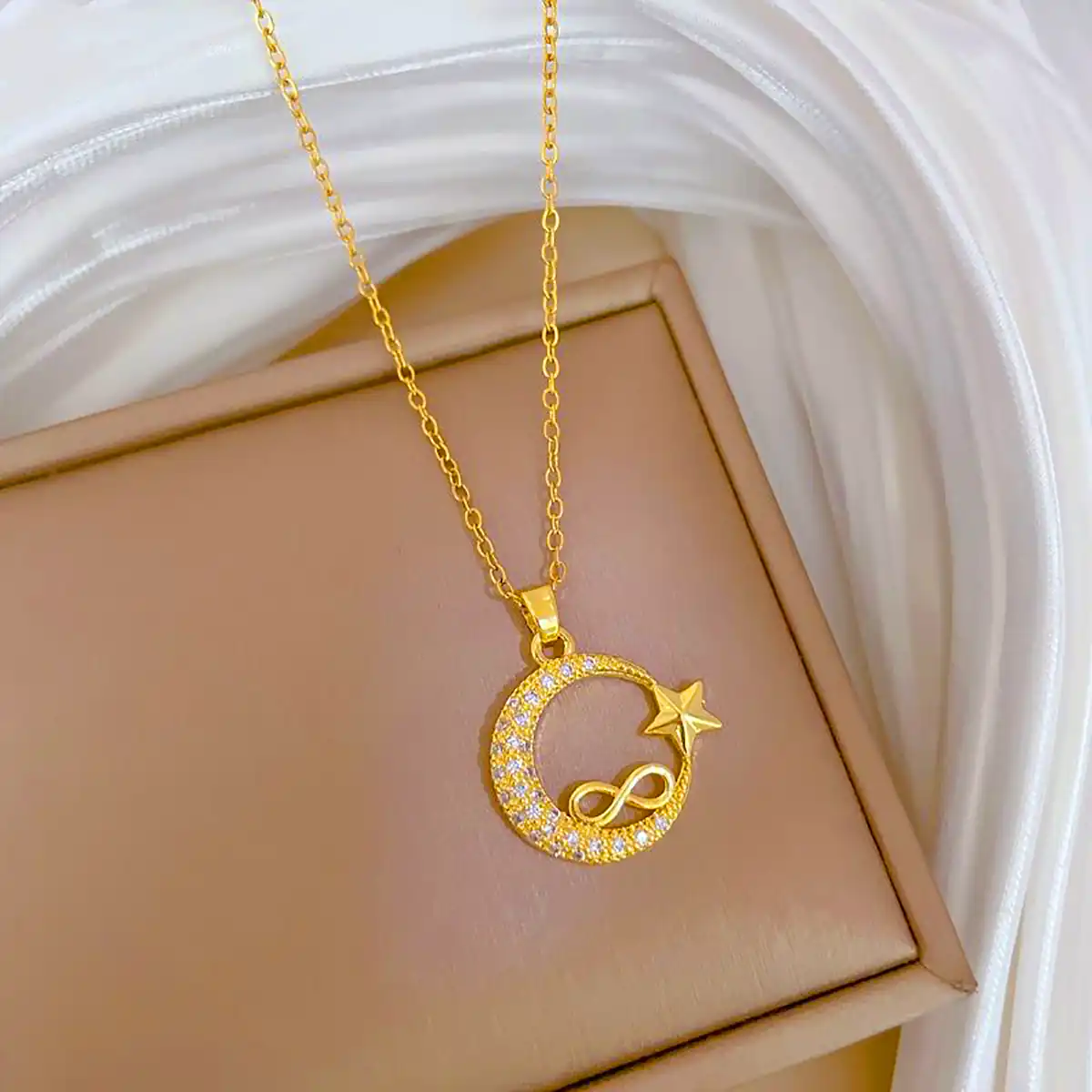 تو گردنی سبک و شیک طلا