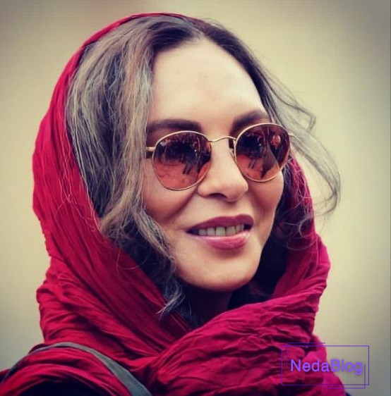 افسانه بایگان در حال خندیدن