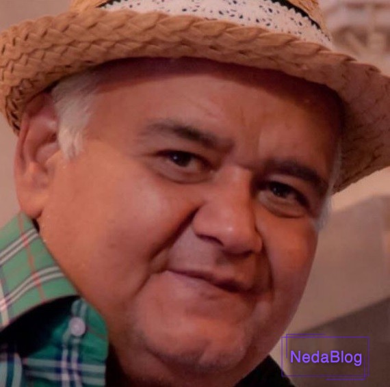 اکبر عبدی در حال خندیدن