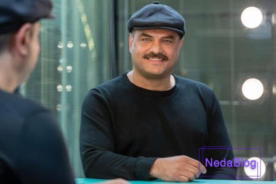 سام درخشانی در حال خندیدن