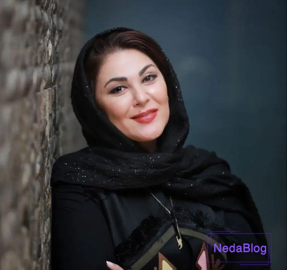 لاله اسکندری در حال خندیدن