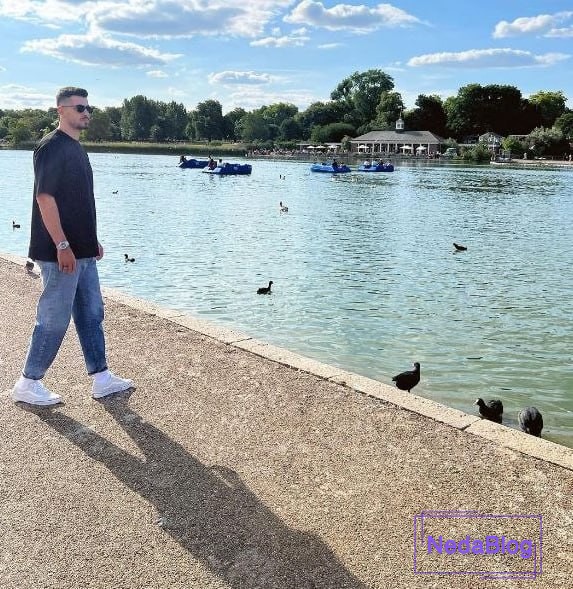 سعید عزت اللهی در کنار ساحل