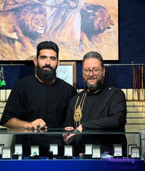 سید بشیر حسینی در کنار طرفدارانش