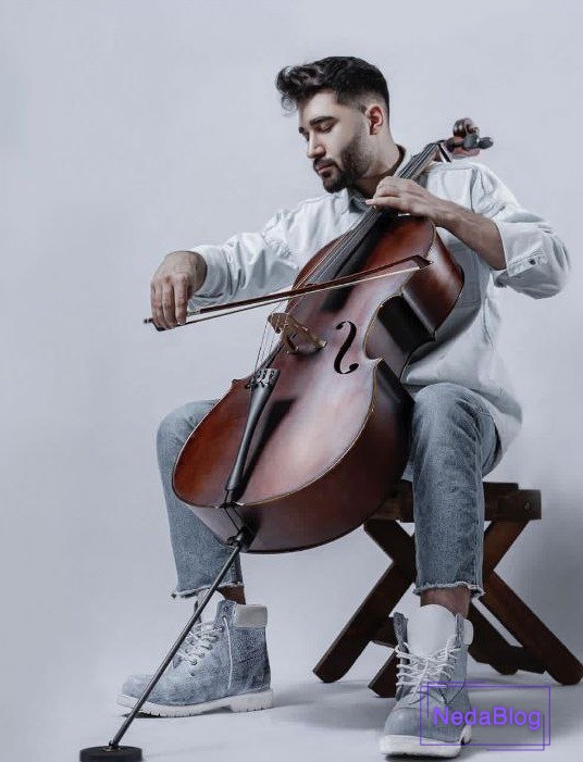 علی یاسینی در حال زدن ویالون