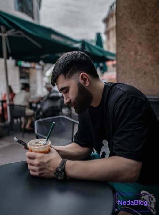 علی یاسینی در حال قهوه خوردن