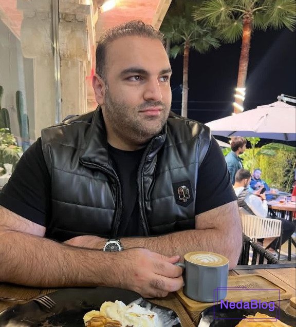 عکس بهداد سلیمی در یک کافه