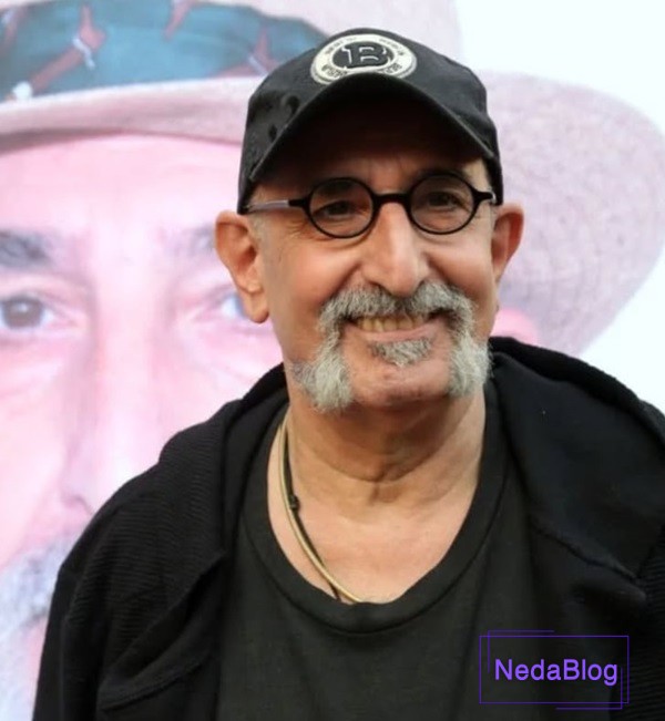 فرهاد آئیش در حال خندیدن