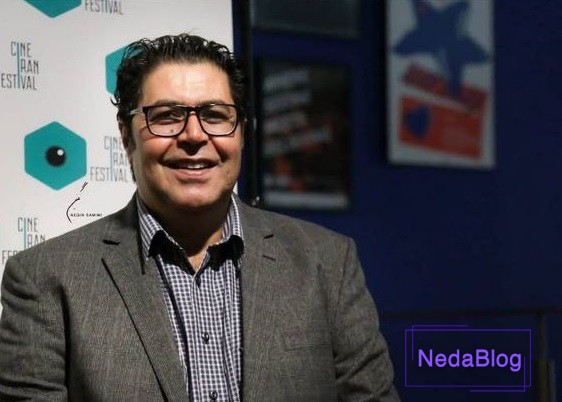 فرهاد اصلانی در حال خندیدن