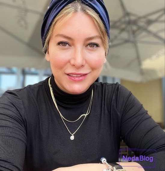 فریبا نادری در حال خندیدن