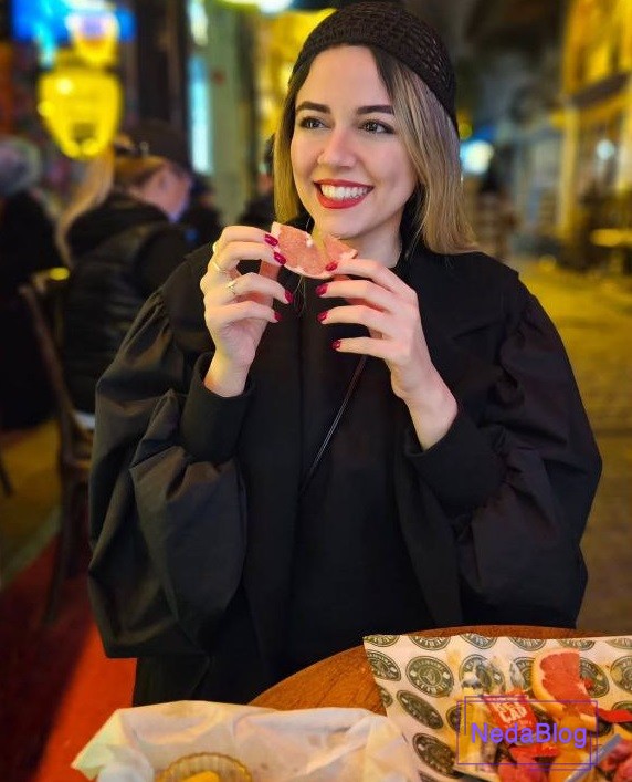 ماهور الوند در حال خندیدن