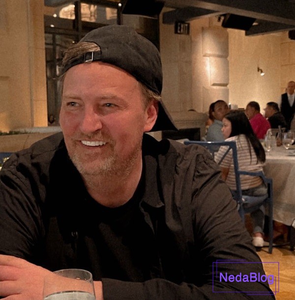 متیو پری در حال خندیدن