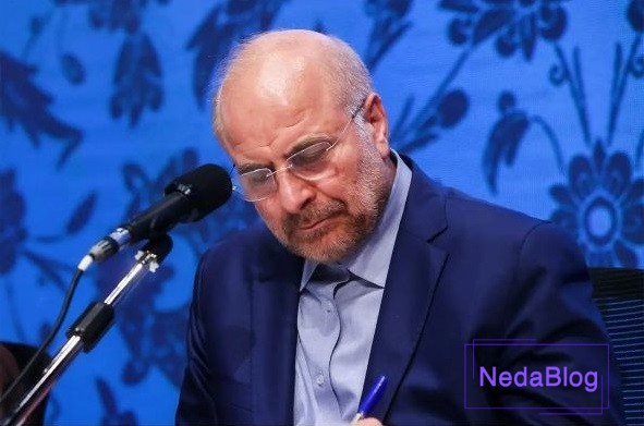 محمدباقر قالیباف در حال نوشتن