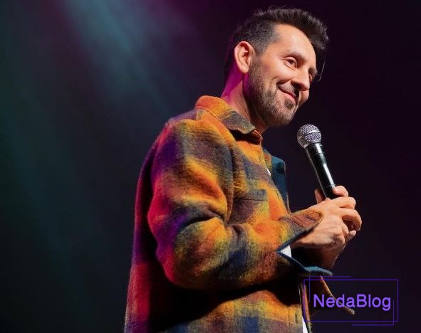 مکس امینی در حال خندیدن