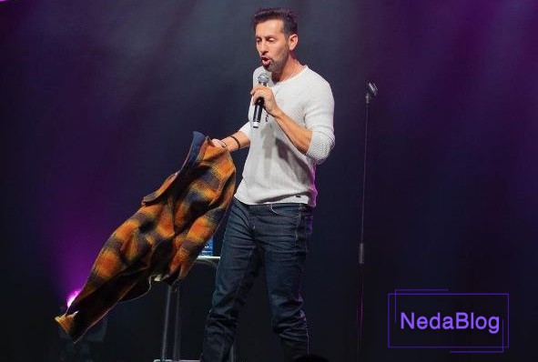 مکس امینی در حال اجرای استندآپ کمدین