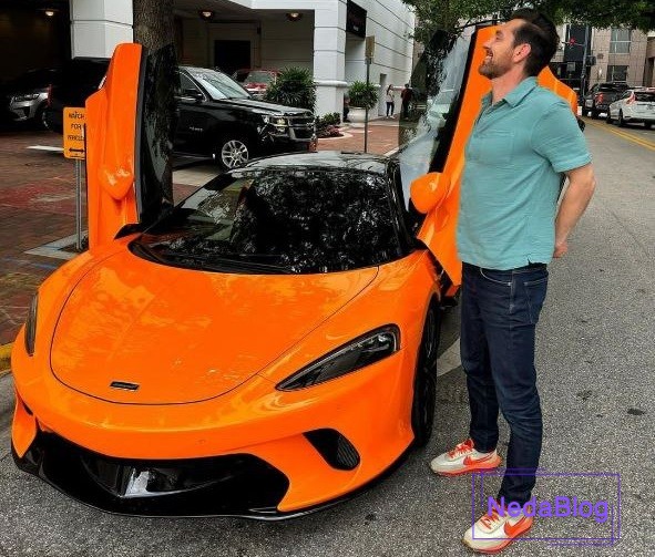 مکس امینی در کنار ماشینش