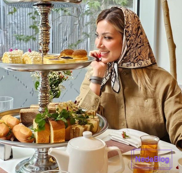 مینا مختاری در حال خندیدن