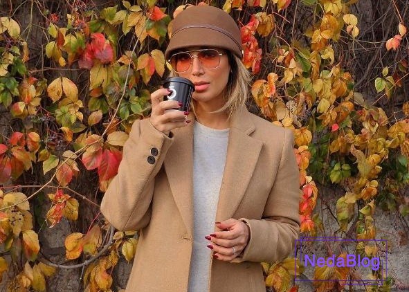 مینا مختاری در کنار برگ های پاییز