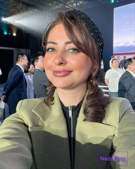 نفیسه روشن در حال خندیدن