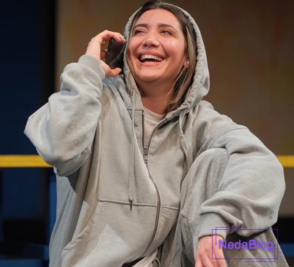 نیکی مظفری در حال خندیدن