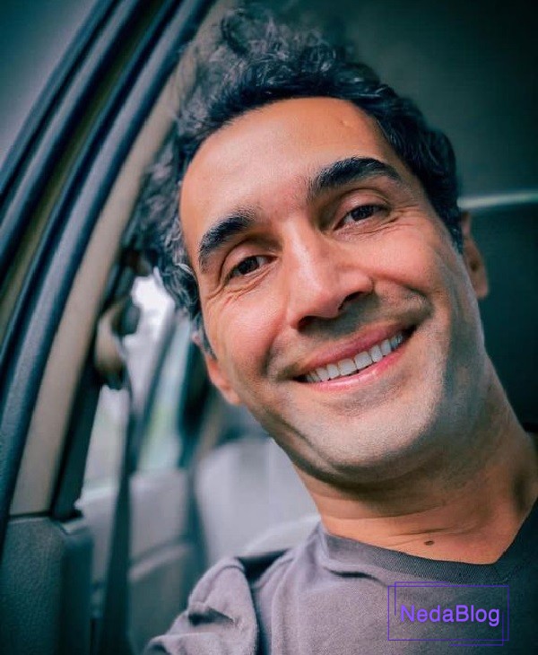 هادی کاظمی در حال خندیدن