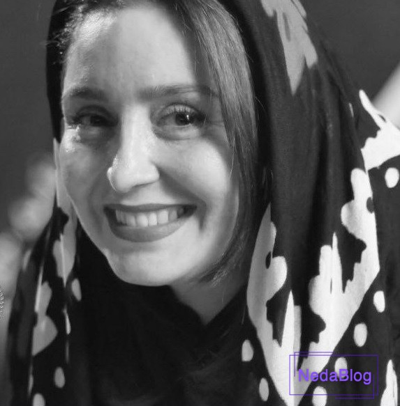 ژاله صامتی در حال خندیدن