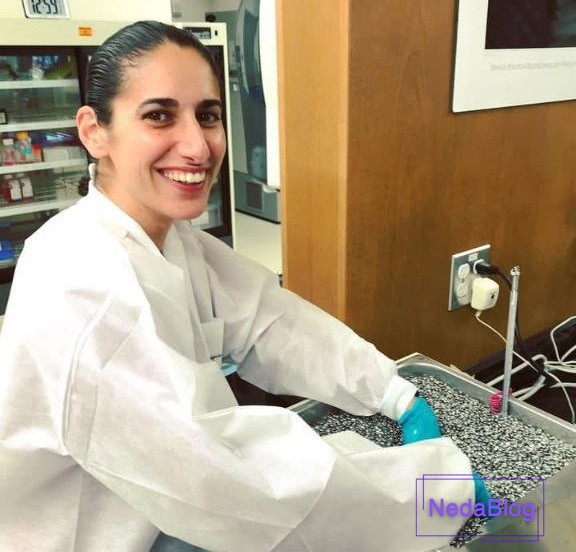 یاسمین مقبلی در حال خندیدن