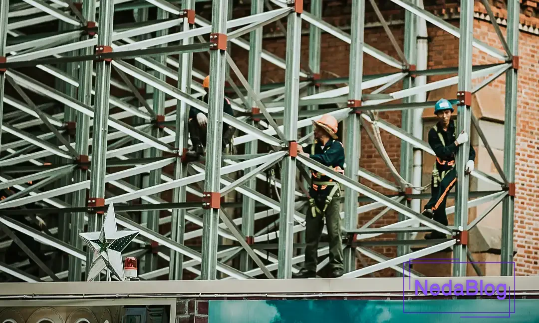 کارگری در حال کار بر روی اسکلت فلزی ساختمان