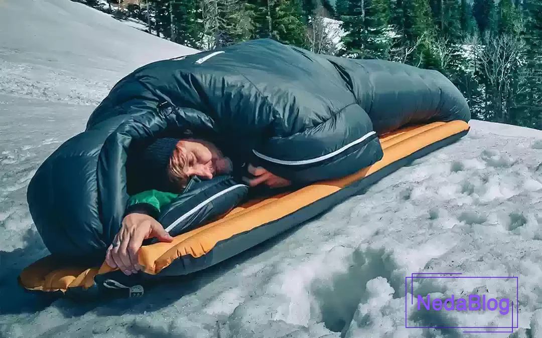 کوهنورد یا طبیعت گرد با کیسه خواب در طبیعت 