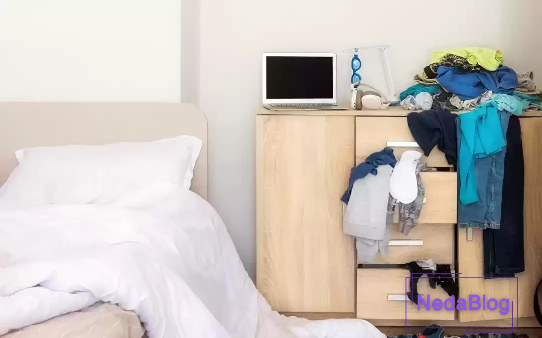 تصویری دانلودی از یک اتاق شلوغ بدون کمد دیواری