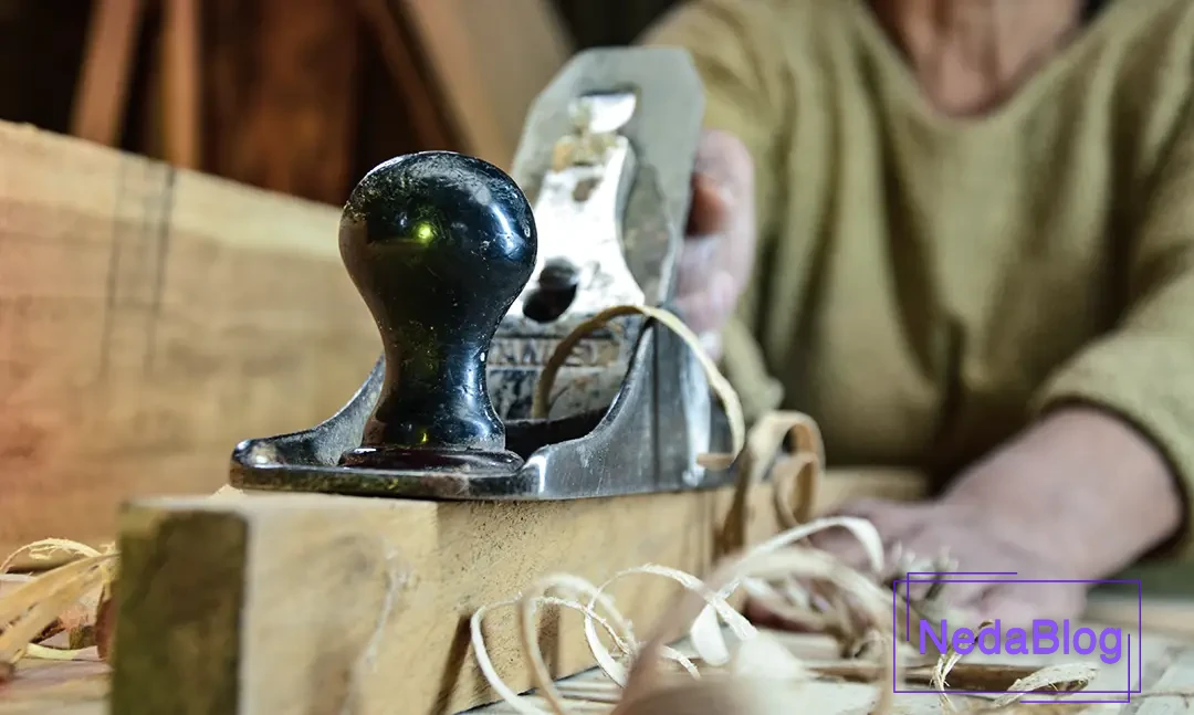 رنده کردن چوب با رنده دستی
