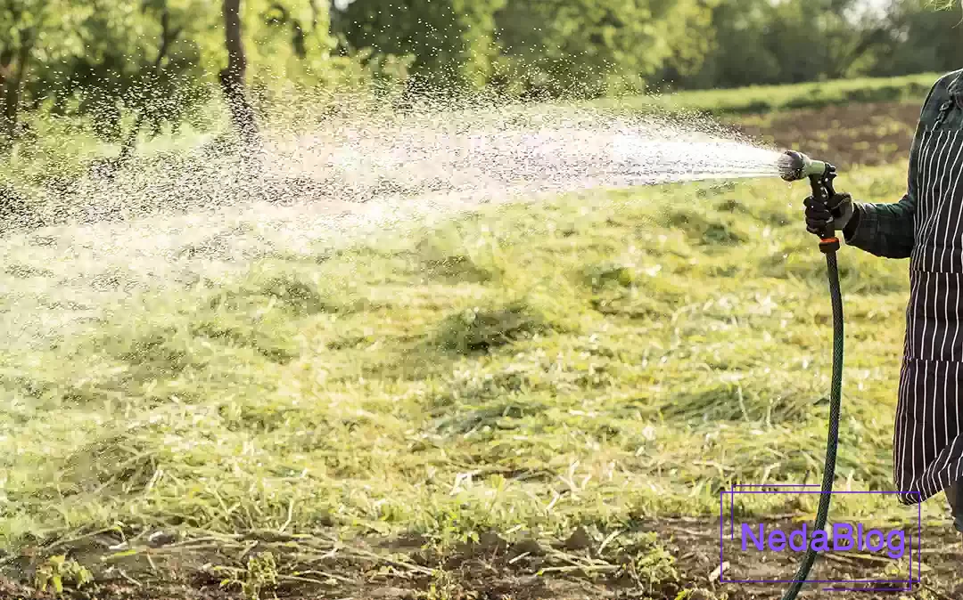 آبپاش در زمین کشاورزی 